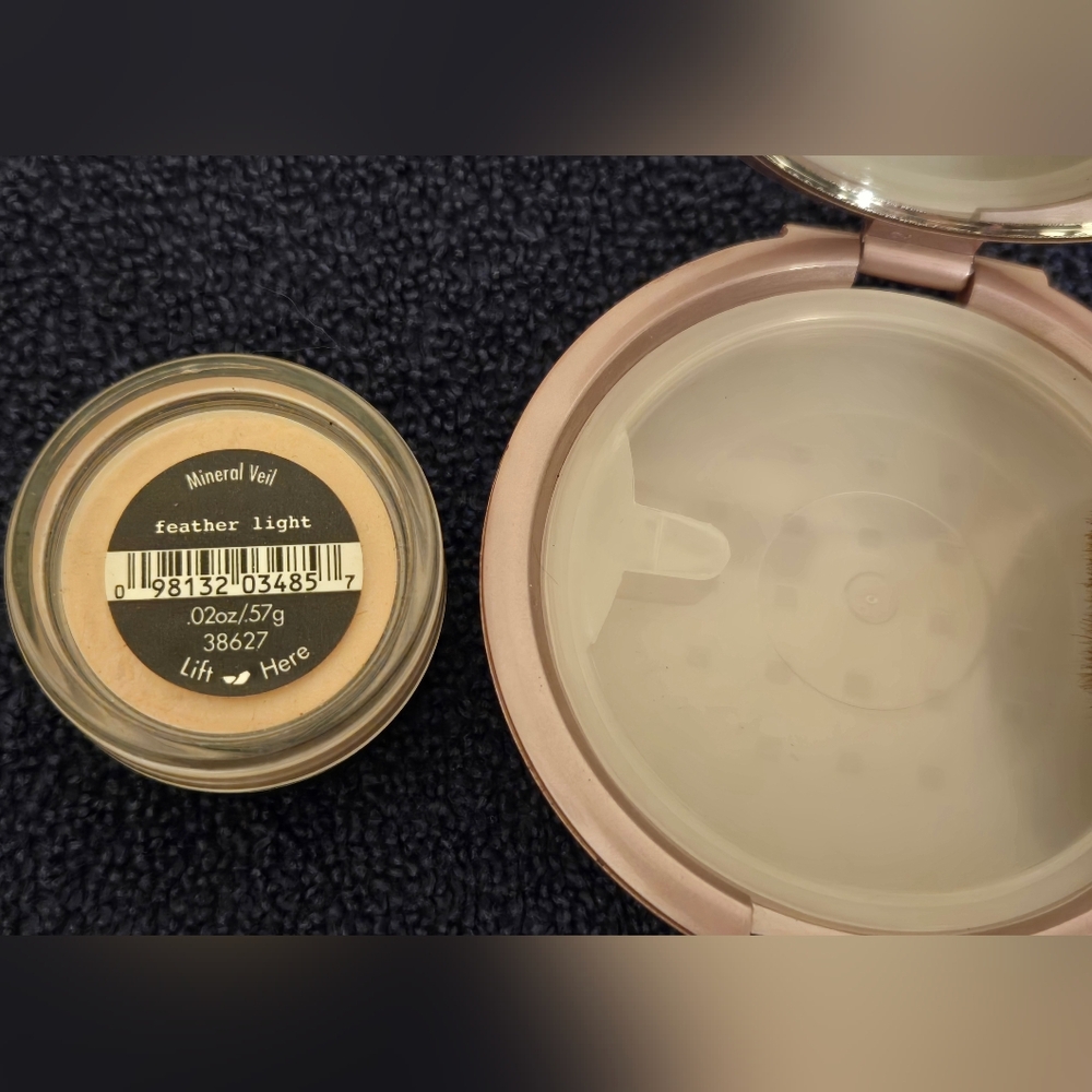 I.D Bare Minerals Bare Escentuals Feather Light Mineral Veil With Compact - New - Picture 3 of 4